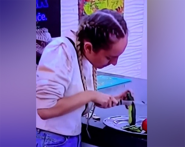 Урнебесан снимак и нови блам усталасао друштвене мреже: Кад Луна Ђогани љушти краставац (ВИДЕО)